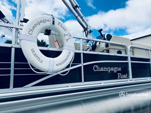 Rent a Lowe Pontoons pontoon in Kenmore, WA near me